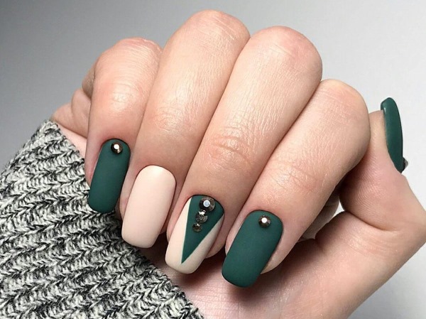Manicura verde oscuro con barniz. Diseño fotográfico mate para uñas cortas y largas, nuevos artículos, tendencias de moda.