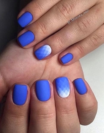 Plavi dizajn noktiju s bijelim gel lakom. Fotografija francuski, s rhinestones, srebro