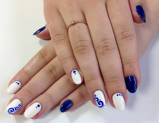 Plavi dizajn noktiju s bijelim gel lakom. Fotografija francuski, s rhinestones, srebro