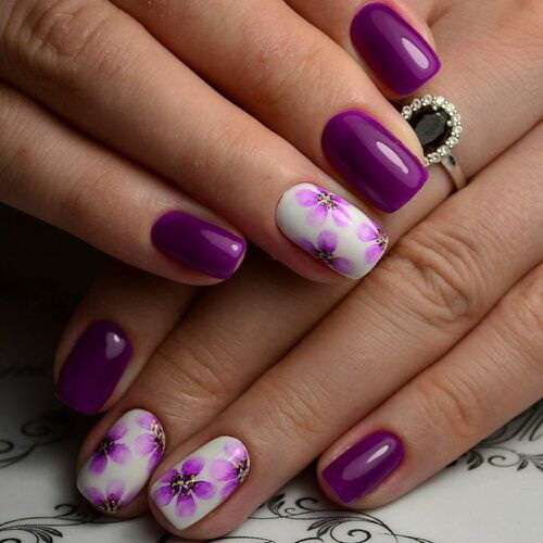 Manikīrs violets ar baltu. Foto ar attēliem, ar rhinestones, dizainu īsiem un gariem nagiem
