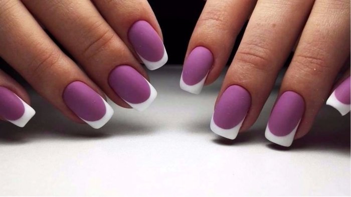Manikīrs violets ar baltu. Foto ar attēliem, ar rhinestones, dizainu īsiem un gariem nagiem