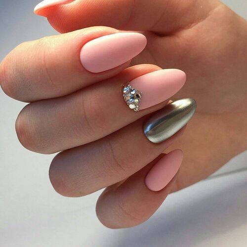Nježna ružičasta manikura s dizajnom za duge i kratke nokte. Fotografija 2020