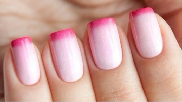 Nježna ružičasta manikura s dizajnom za duge i kratke nokte. Fotografija 2020