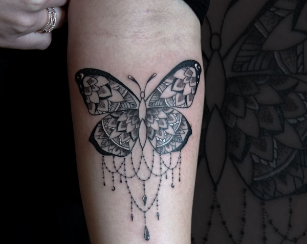 Tauriņu tetovējums. Nozīmē meitenēm, fotogrāfijas, skices muguras lejasdaļā, rokā, priesterī, kaklā, kājā, plecā