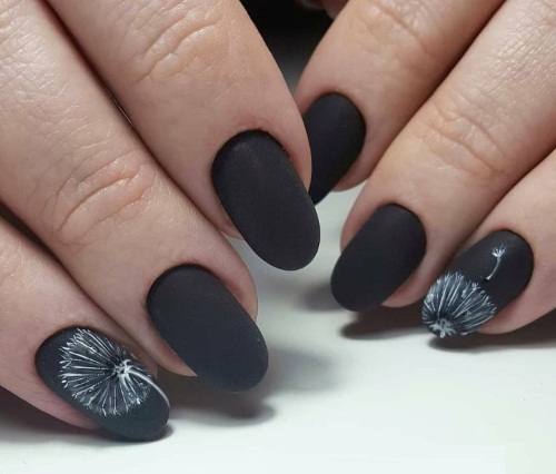 Mat crna manikura s dizajnom za duge i kratke nokte. Fotografija