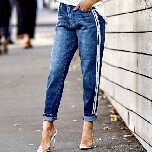 Moteriški džinsai su juostelėmis. Šiemet madinga ar ne, ką vilkėti, nuotrauka