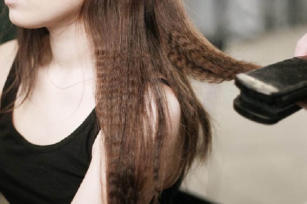 Kare para cabello medio con flequillo. Foto graduada, bob cuadrada, lateral, cortes de pelo de moda