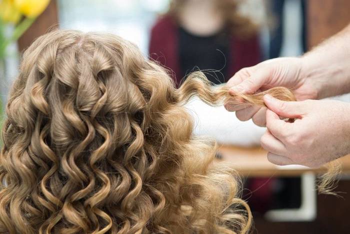Kako napraviti kovrče za dugu kosu pomoću glačala, uvijača, uvijača. Fotografija, frizure srednje, duge i kratke uvojke