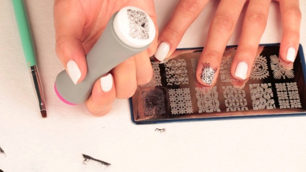Manicure z napisem na paznokciach. Zdjęcia w języku rosyjskim, angielskim, pomysły na modę