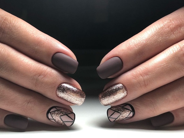 Manicure w brązowo-beżowych odcieniach. Zdjęcie ze wzorem, z cyrkoniami na krótkie, długie paznokcie