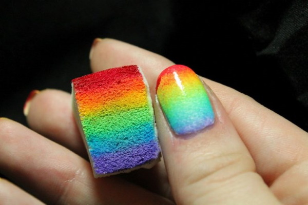 Diseños de uñas multicolores, manicura con rayas, manchas, frotamientos. Una fotografía