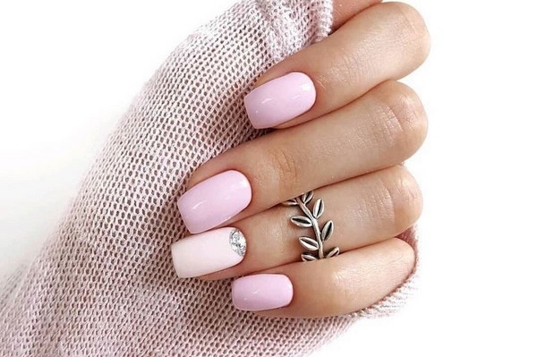 Ružičasti dizajn noktiju za kratke i duge nokte. Fotografija