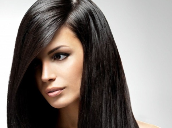 Kaunis tumma hiusväri ilman punertavuutta. Väriaineet lyhyille ja pitkille hiuksille. Valokuva