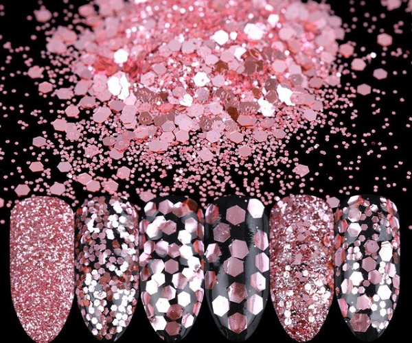Manicura con lentejuelas rosas en las puntas, estampado, florete, francés. Foto de diseños de moda