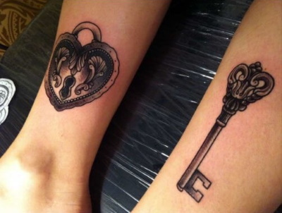 Tatuatges aparellats per a dos amants. Esbossos, inscripcions fotogràfiques amb traducció de marit i dona, xicot i xicota