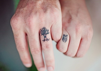 Párové tetování pro dvě milenky. Náčrtky, fotografické nápisy s překladem pro manžela a manželku, přítele a přítelkyni