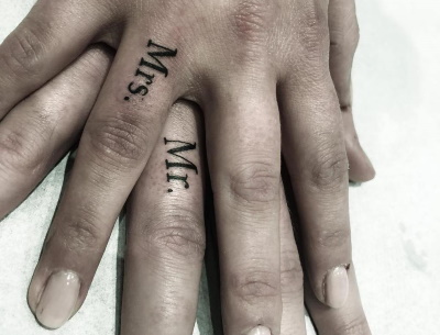 Pāris tetovējumi diviem mīļotājiem. Skices, foto uzraksti ar tulkojumu vīram un sievai, draugam un draudzenei