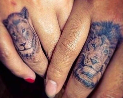 Tatuatges aparellats per a dos amants. Esbossos, inscripcions fotogràfiques amb traducció de marit i dona, xicot i xicota