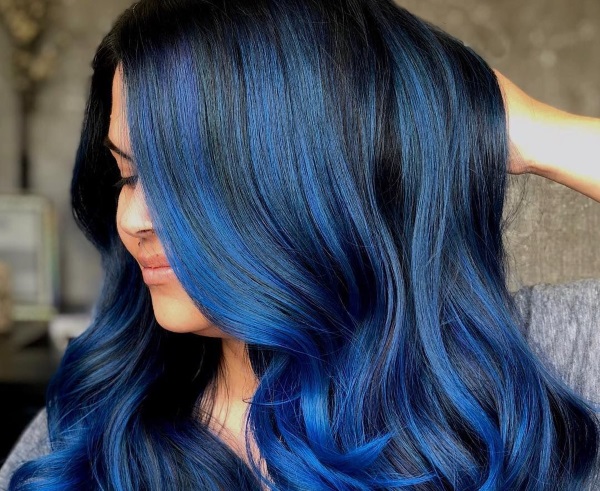 Helai biru pada rambut gelap. Foto untuk rambut panjang, sederhana dan pendek