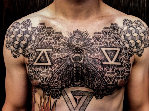 Tatuatge a l'estèrnum en homes. Esbossos, fotos, boniques grans i petites