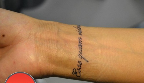 Natpisi tetovaža na ruci djevojčica. Fotografije, skice na latinskom s prijevodom, značenje