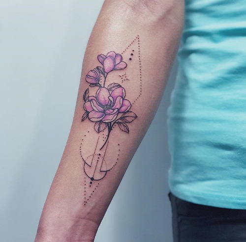 Tetování na předloktí pro dívky. Náčrtky, fotografie, nápisy s významem s překladem