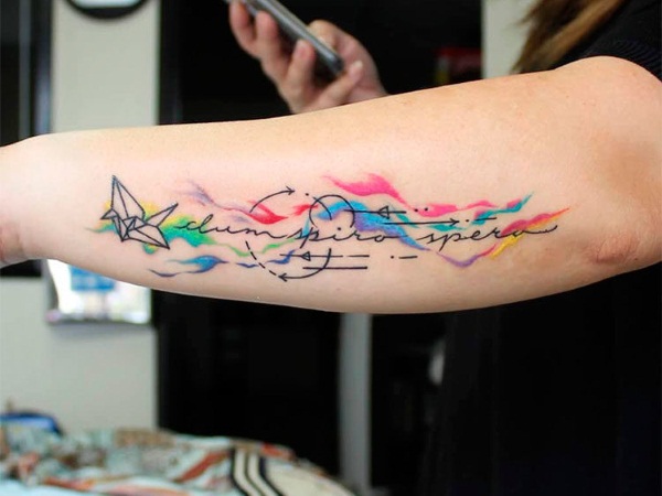 Tetování na předloktí pro dívky. Náčrtky, fotografie, nápisy s významem s překladem
