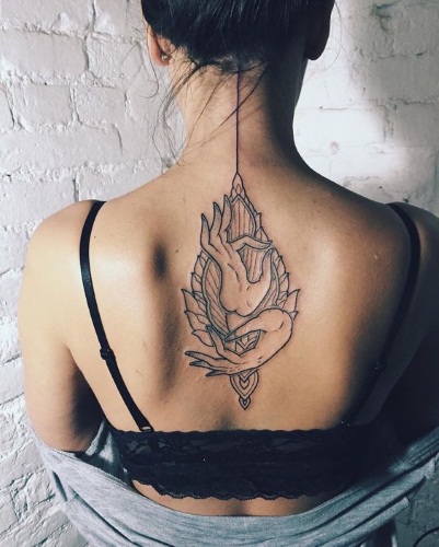 Tetovaže na leđima za djevojčice.Fotografije, skice, natpisi s prijevodom, krila
