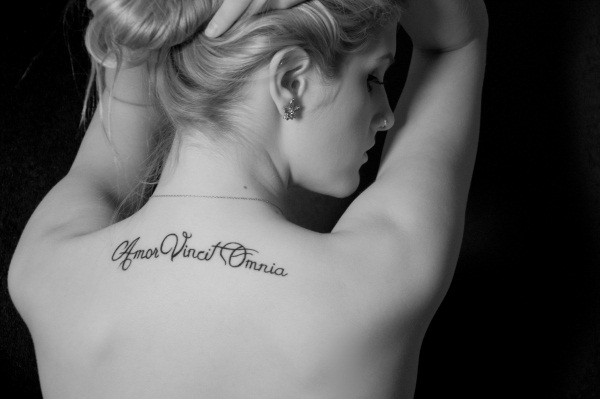 Tetovaže na leđima za djevojčice. Fotografije, skice, natpisi s prijevodom, krila