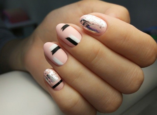 Blijedo ružičasti dizajn noktiju. Fotografija manikure sa srebrom, svjetlucavim, bijelim, crnim