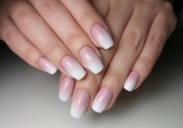 Diseño de uñas rosa pálido. Foto de manicura con plata, brillo, blanco, negro.