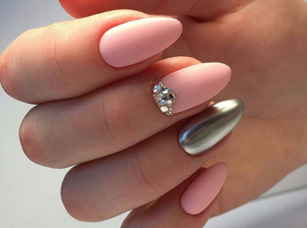 Diseño de uñas rosa pálido. Foto de manicura con plata, brillo, blanco, negro.