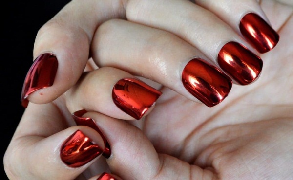 Reka bentuk kuku dalam manicure dengan varnis merah. Foto, trend fesyen 2020