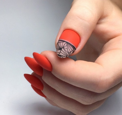 Projekt paznokci w manicure z czerwonym lakierem. Zdjęcia, trendy w modzie 2020