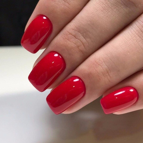 Projekt paznokci w manicure z czerwonym lakierem. Zdjęcia, trendy w modzie 2020