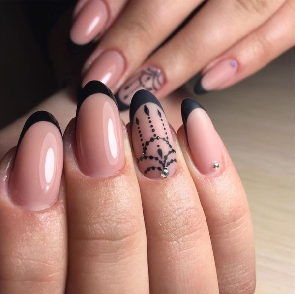 Francuski na paznokcie w kształcie migdałów ze wzorem. Zdjęcie nowość piękna, delikatna