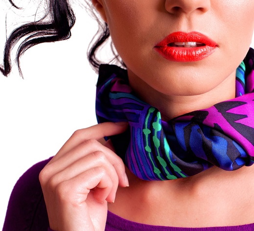 Jak krásné je uvázat si kolem krku šátek. Způsoby nošení malé, velké, čtvercové, trojúhelníkové