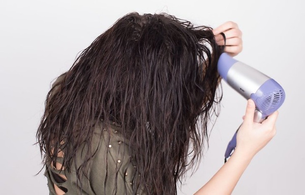 Comment faire des boucles pour cheveux moyens sans fer à friser ni bigoudis, repassage, en 5 minutes. Une photo