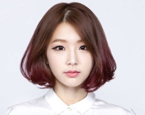 Korealaiset hiustenleikkaukset lyhyille hiuksille, joissa on ja ei otsatukka, naisten pojan alla. Valokuva