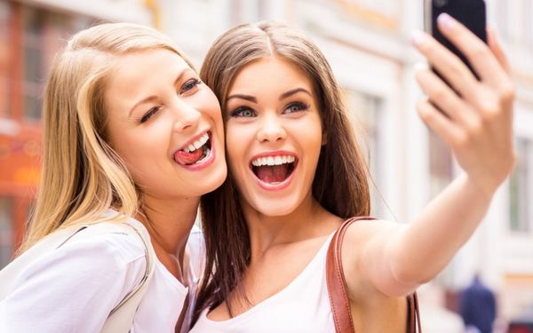Jak zrobić piękne zdjęcie, selfie dla dziewczynki w wieku 14-15 lat na avu w domu, nad morzem, na ulicy