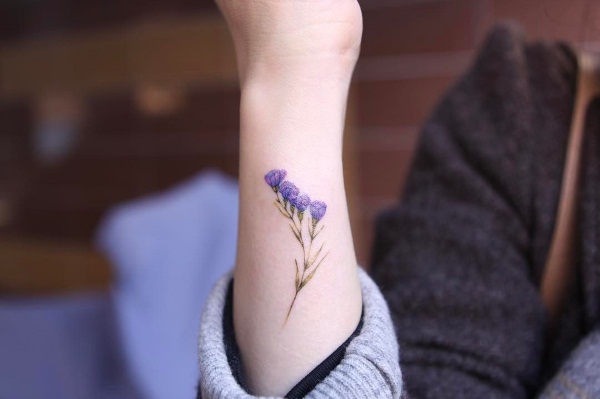 Tatuatges de braç petit per a noies. Fotos, esbossos, inscripcions