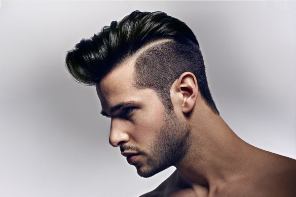Fashionabla frisyrer för killar med långt hår, lugg, sidled, skallig, vacker. Ett foto