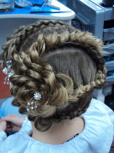 Prekrasne frizure od pletenica za srednju kosu. Kako napraviti korak po korak fotografijom