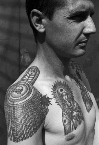 Tatouage sur l'épaule pour homme. Croquis, photos, noir et blanc, motifs de couleurs, inscriptions