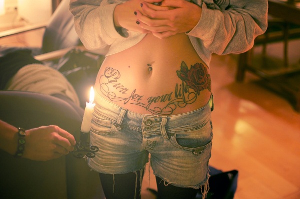 Tatuatge del ventre per a noies. Fotos, esbossos de flors, inscripcions, animals, patrons