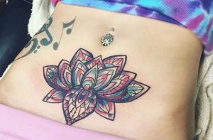 Tatuaż brzucha dla dziewczynek. Zdjęcia, szkice kwiatów, napisy, zwierzęta, wzory