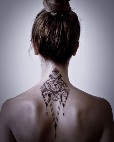 Tetovaža na vratu za djevojčice na leđima / bočno / sprijeda. Fotografije, natpisi, skice