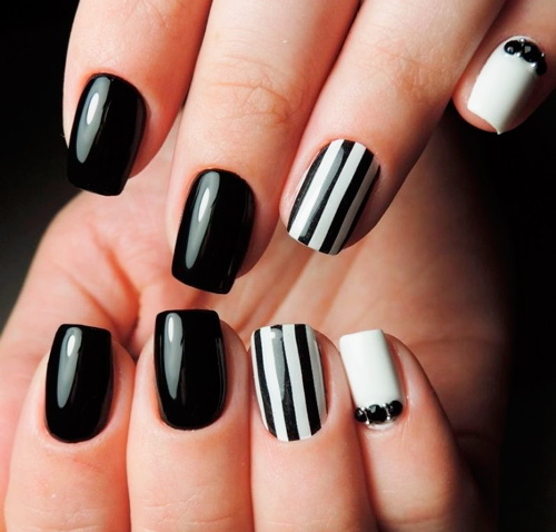 Manucure noire avec design pour ongles courts avec vernis gel. Photos, idées