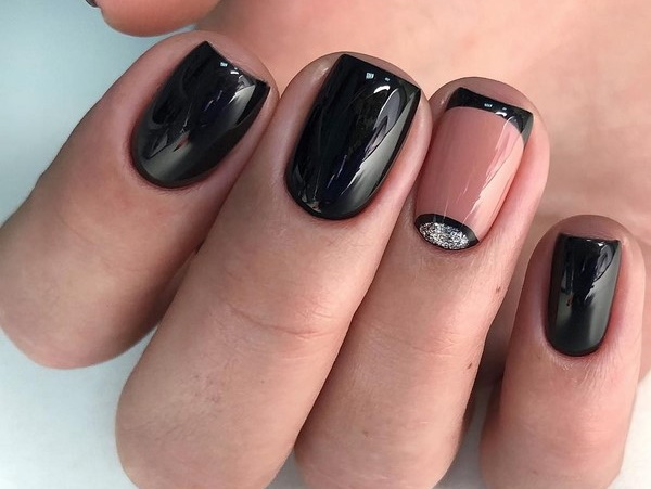 Manucure noire avec design pour ongles courts avec vernis gel. Photos, idées
