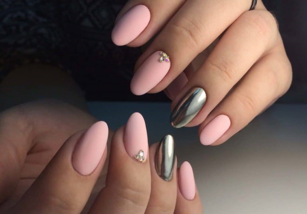 Diseño de uñas de perlas. Foto rosa con lentejuelas, chaqueta blanca, lila con pedrería, patrón